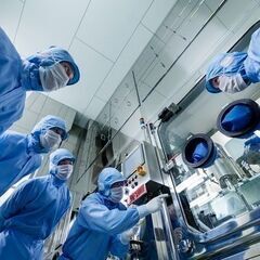 医薬品の製造スタッフの画像
