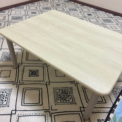 白いローテーブルの画像