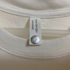 【おもしろTシャツ】ヒトリロゴTシャツ メンズLサイズ ホワイト 家具関係なしの画像