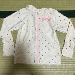 後ろまでかわいいラッシュガード