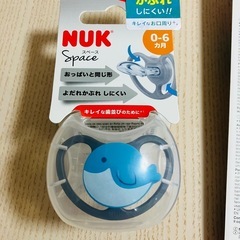 NUKのおしゃぶりとおしゃぶりホルダーのセットの画像