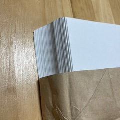 A4用紙と本の画像