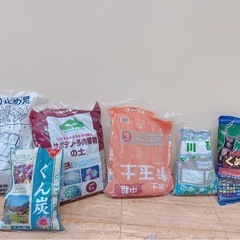 【お値下げ中♪】ガーデニング まとめ売り 園芸 日よけ帽子 剪定バサミ アームカバー 赤玉土 くん炭 川砂の画像