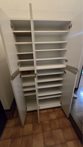 靴棚 いっぱい置けます