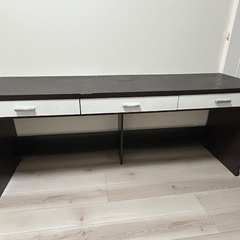 中古 デスク おおまかな寸法: 180cm幅 奥行き70cm 引...