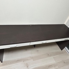 中古 デスク おおまかな寸法: 180cm幅 奥行き70cm 引出し3つ付の画像