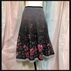 ꒰PARTISAN꒱花柄 膝丈スカート 黒系 春夏 大人可愛いの画像