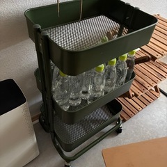 3段スチールラックとサイドテーブル　