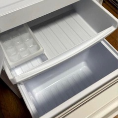 SHARP製木目調の綺麗な冷蔵庫の画像