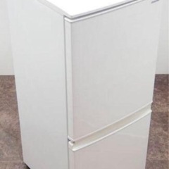 SHARP製木目調の綺麗な冷蔵庫の画像