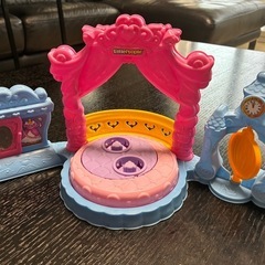 little people 飛行機とお城セットの画像
