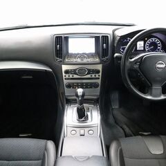 右耳に頼み事をすると、左耳から聞くよりも承諾する可能性が2倍高い/日産 スカイラインクーペ 　370GTの画像