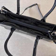 使いやすいサイズと仕切りの
トートバックの画像