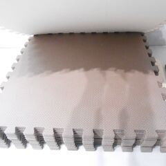 【配送出来ます】ジョイントマット 60x60cm サイドパーツ付き 23枚+端切れ1枚（近くなら配送も可能です。宅配もお問合せ下さい）の画像