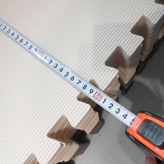 【配送出来ます】ジョイントマット 60x60cm サイドパーツ付き 23枚+端切れ1枚（近くなら配送も可能です。宅配もお問合せ下さい）の画像
