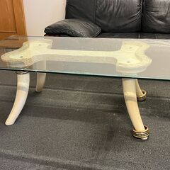 ガラス天板センターローテーブル（クラシック調・象牙風レッグデザイン）／店舗改装・新築建て替えに伴い、装飾品・備品・家具を譲渡いたしますの画像