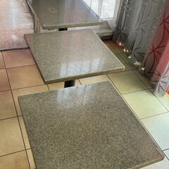 【値下げしました！】スクエア型ラウンジ・喫茶店用テーブル（石目調天板・片柱脚タイプ）／店舗改装・新築建て替えに伴い、装飾品・備品・家具を譲渡いたしますの画像