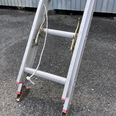 【中古品】ピカ　コーポレーション 2連梯子　全長7メートル31センチ。縮長4メートル25センチ。使用角度75度。の画像
