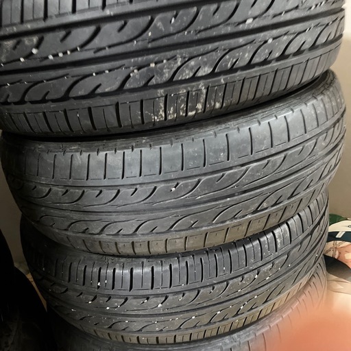 最終値下げです。ダンロップのタイヤ?４本。１７５／７０R１４山の溝７部山です。