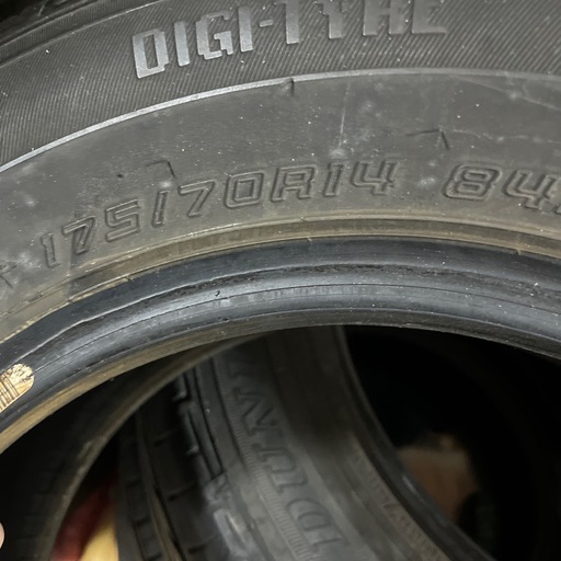 最終値下げです。ダンロップのタイヤ?４本。１７５／７０R１４山の溝７部山です。
