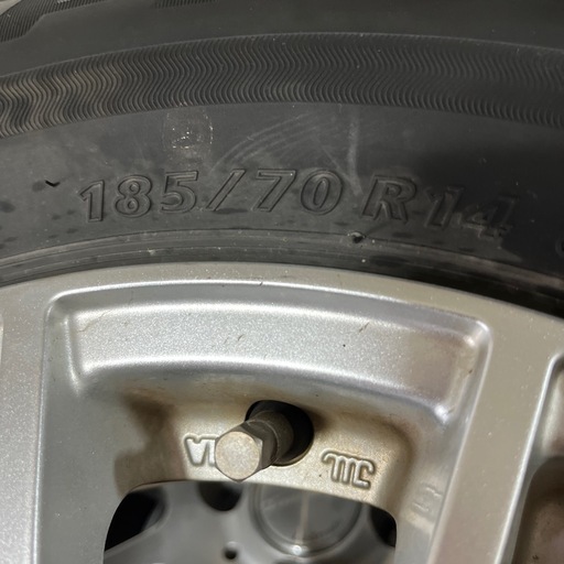 最終値下げしました。アルミホイル付き１８５／７０R１４コンパクトカーに合います。ピッチ１００