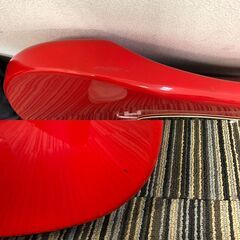 ☆エレキギター ストラトキャスター 島村楽器 音出し未確認 現状品 赤黒 全長100㎝ ケース付き 音楽 楽器 ジャンク品(NF250410)303-558の画像