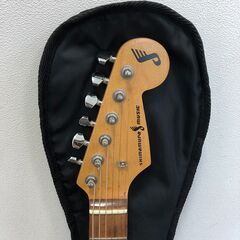 ☆エレキギター ストラトキャスター 島村楽器 音出し未確認 現状品 赤黒 全長100㎝ ケース付き 音楽 楽器 ジャンク品(NF250410)303-558の画像