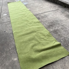 値下げしました　920幅の小さいカーペットは1000円と大きいのが1500円  裏がクッションで気持ちいい の画像