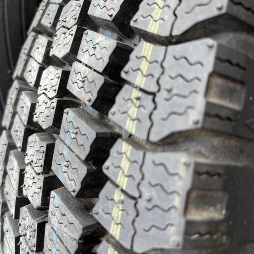 新品スタッドレスタイヤ?タイヤもホイールも新品です。トウヨウタイヤです。２１５／８５R１６最終値下げです