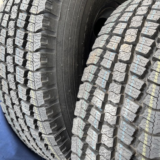 新品スタッドレスタイヤ?タイヤもホイールも新品です。トウヨウタイヤです。２１５／８５R１６最終値下げです