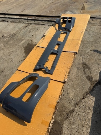 新車外し　クオン　フロントバンパー