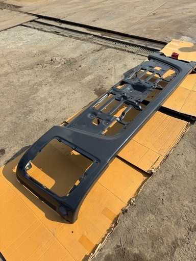 いすゞ　コーナー　
フロントバンパー　小物付き