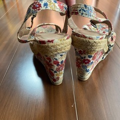 花柄サンダルの画像