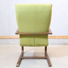 FUJI FURNITURE(冨士ファニチア) のパーソナルチェアです。リクライニング機能付きの曲木アームチェアーは北欧スタイルのダイニング、和モダンなリビングにもおススメ♪シングルソファーの画像