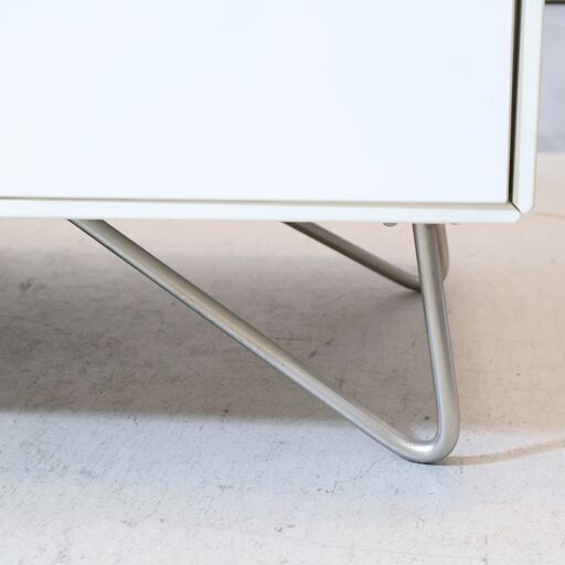 北欧デンマークのブランドBoConcept(ボーコンセプト)のFERMO(フェルモ) テレビボードです。シャープな脚部とエッジの効いたフレームがエレガンスな印象のローボード。上品で高級感のある空間に♪
