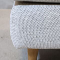 unico(ウニコ)のRAUFA(ラウファ) オットマンです。ナチュラルな色味のファブリックが優しい印象のスツール。北欧スタイルやカフェテイストなどのインテリアにもオススメです♪の画像