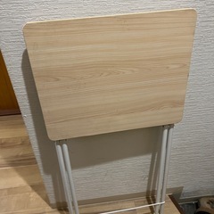 折りたたみ机の画像