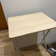 折りたたみ机の画像