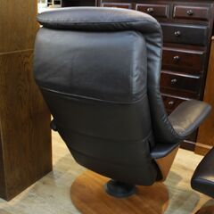 【川崎市宮前区リサイクルオフ】カリモク　リクライニングチェア＆オットマン付き　定価約40万の画像