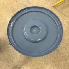 ☆値下げ☆　K2504-257 配送不可 バケツ 8リットル 青色 キズ汚れ有りの画像
