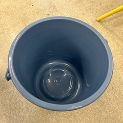 ☆値下げ☆　K2504-257 配送不可 バケツ 8リットル 青色 キズ汚れ有りの画像