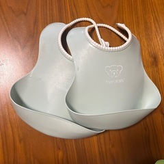 ベビービョルン　シリコンビブ　食事用エプロンの画像