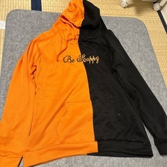オレンジと黒のツートンカラー パーカー