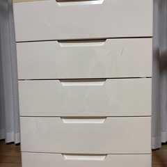 白いおしゃれな衣類収納