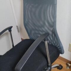 壊れたオフィスチェアの画像