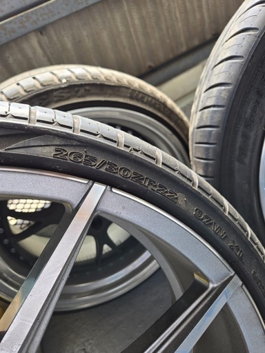 　値下げしました！ 車のタイヤ 265 / 30 ZR 22