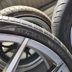 　値下げしました！ 車のタイヤ 265 / 30 ZR 22の画像