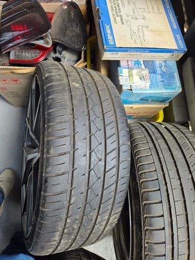 　値下げしました！ 車のタイヤ 265 / 30 ZR 22