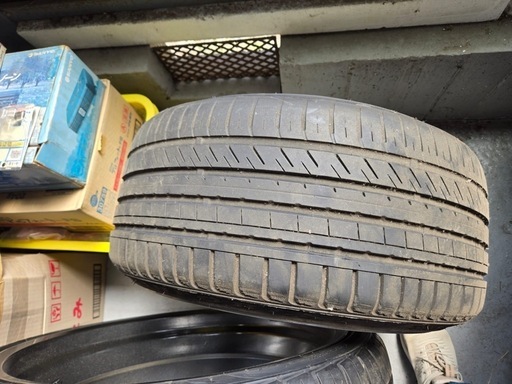 　　値下げしました！車のタイヤ　245 / 35  ZR. 19