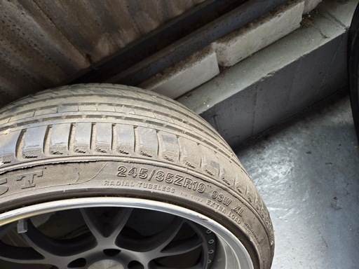 　　値下げしました！車のタイヤ　245 / 35  ZR. 19